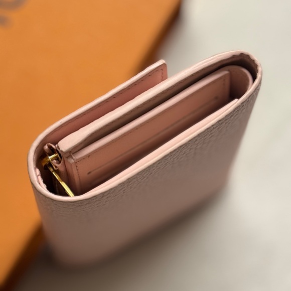 LV Capucines Wallet - Picture 4 of 7